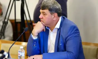 Въпросното лице Стефан Димитров съм го виждал многократно да влиза