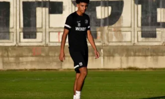 Нов футболист започна тренировки с Локомотив Пловдив съобщиха от клуба 18 годишният