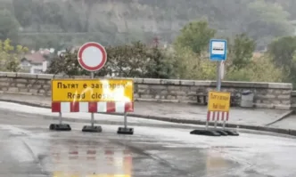 Затвориха пътя Велико Търново - Арбанаси заради паднала скална маса
