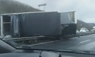 Камион се преобърна на 54 км на АМ Тракия в