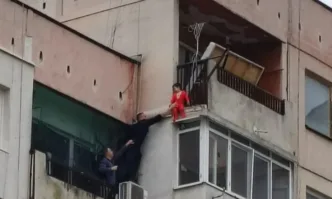 Родителите на детенцето, което за малко да падне от осмия етаж, ще се борят да си го вземат обратно