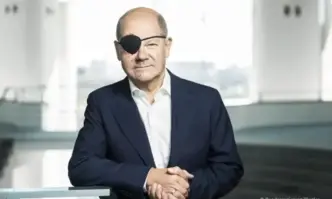 Германският канцлер Олаф Шолц е паднал в събота по време