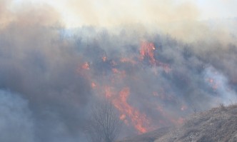Голям пожар бушува край Дупница Част от АМ Струма е
