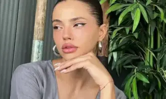 Днес честваме празника на любовта аз я чествам с песен изненада