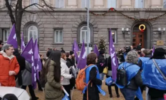 КНСБ и КТ Подкрепа излязоха на акция пред сградата на