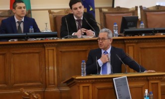 Скандал в парламента заради отсъствие на премиера от блиц контрол: Днес е професионалния празник на Петков