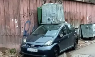 Някой качи контейнер върху автомобил, ситуацията с паркирането в София отдавна е извън контрол