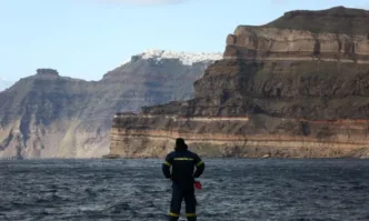 Сеизмичната активност в морето край гръцкия остров Санторини кара круизните