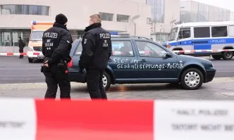 Автомобил се вряза във вратите на канцлерството в Берлин, има ранен (Допълнена)