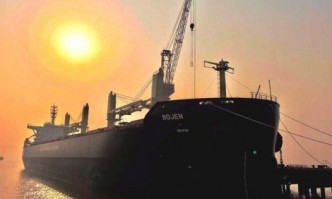 Част от екипажа на българския кораб Рожен който се намира