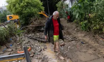 Улици и къщи бяха наводнени дървета паднаха а коли бяха