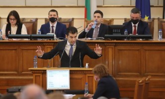 Премиерът Кирил Петков предизвика бурен смях в парламента по време