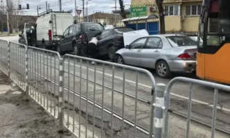Трамвай блъсна поне пет коли на кръстовище в София