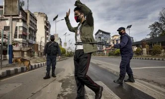 Заради COVID-19: В Непал полицаите арестуват с куки вместо с белезници