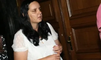 Искат 18 години затвор за акушерката, която преби новородената Никол