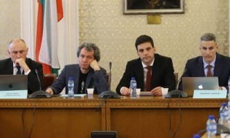 Аз споделям мнението че кандидатурите са прекалено политизирани Трябва не