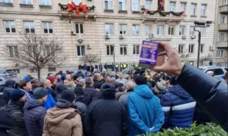 Левскари донесоха лекарство за болния кмет Васил Терзиев (ВИДЕО)