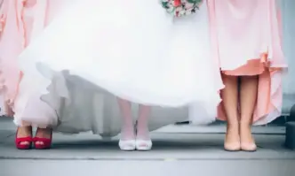 Булка иска шаферките да платят пропадналата ѝ след изневяра с чичото на младоженеца сватба