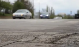 Изкопът се укрепва и обезопасяваЗаради пропадане на част от пътното