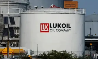 Лукойл предупреждава: Има риск от спиране на производството без възможност за износ на петрола