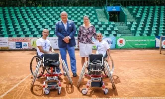 Красен Кралев връчи спортни колички на тенисистите Зоя Чавдарова и Калин Асенов