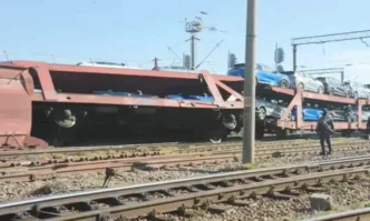 12 души пострадаха след удар на товарен и пътнически влак