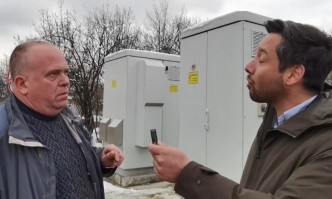 Общинският съветник от Спаси София Борис Бонев причака ел работници