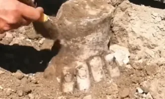 Дясната ръка от монументална статуя на Херакъл по голяма от човешки