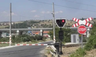 Блокираха железопътните бариери в Пловдив, движението блокира