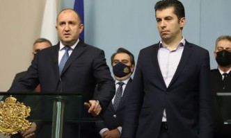 Президентът Радев и премиерът Петков едва не стигнали до открит