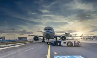 Неизвестен мъж хукна между паркиралите самолети на най голямата финландско летище
