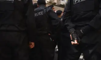 Трима въоръжени мъже се опитаха да атакуват полицейски участък в