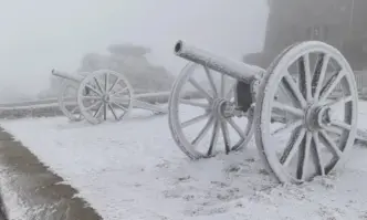 Паметникът на Свободата осъмна в бяла премяна Тази нощ на