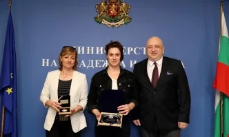 Министър Кралев награди европейската шампионка в тласкането на гюле Радослава Мавродиева