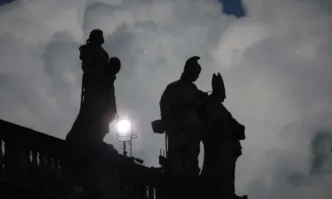 Черен дим се издигна над Сикстинската капела в 12 53 ч