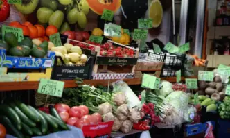 Цените на храните: Краставиците и доматите поевтиняват, поскъпват картофите и сиренето