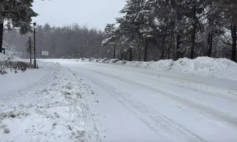 Сняг изненада шофьори преди Великден на прохода Шипка