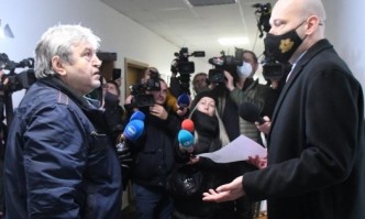 Полицаи запечатват сградата в която се помещава редакцията на вестник