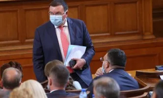 Костадин Ангелов срещу Стефан Янев: Къде е здравният министър, да остави личния живот на хората
