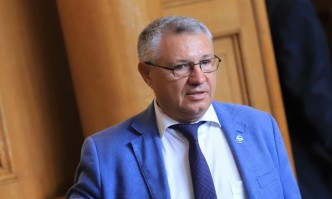 И двамата са били служебни министри на отбранатаПартиите в управляващата