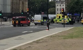 Двама са ранени, след като кола се вряза в британския парламент