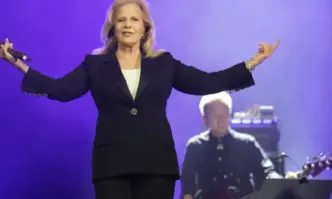 Емблематичната фигура на йе йе поколението Силви Вартан обяви края на