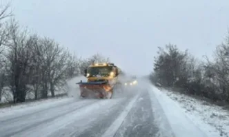 Силен снеговалеж и намалена видимост на Подбалканския път София Бургас в