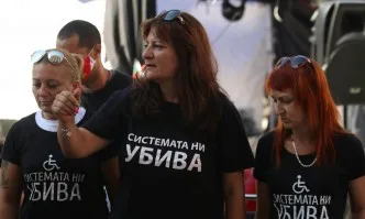 Системата искат оставката на Караянчева, преминавали към действия, нетипични за майки