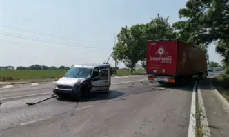 Запалил се камион затвори пътя Русе Бяла в участъка между Борово