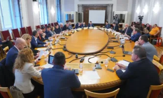 С 6 гласа за 8 против и два въздържал се