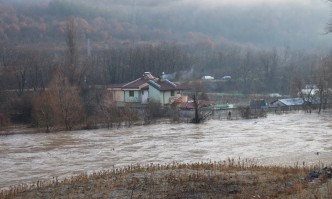Струма отново приижда и заля две къщи край Благоевград