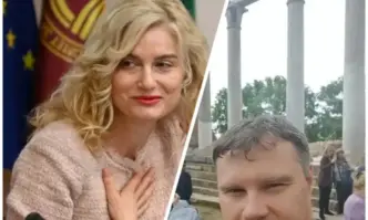 Министърът на туризма в оставка Зарица Динкова натиска директора на