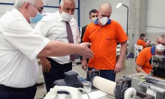 Борисов благодари на предприятие в Троян, което произвежда 65 000 маски на ден
