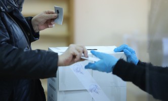 Най късно вотът приключва в американските щати Калифорния Аризона и Невада